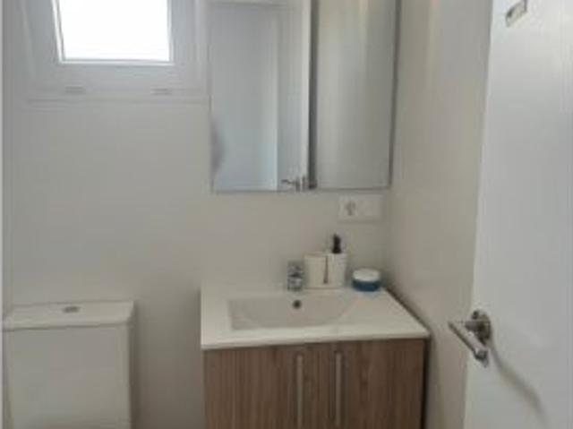 Se alquila habitación en piso compartido de 5 habitaciones en Alicante