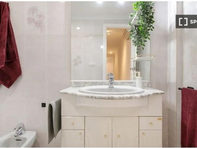 Se alquila habitación en piso compartido de 5 habitaciones en Alicante