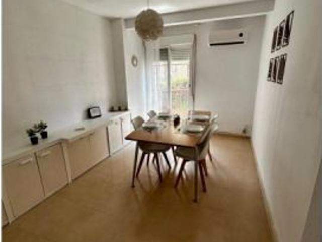 Se alquila habitación en piso compartido de 5 habitaciones en Alicante