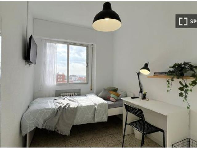 Se alquila habitación en piso compartido de 5 habitaciones en Aluche, gastos incluidos