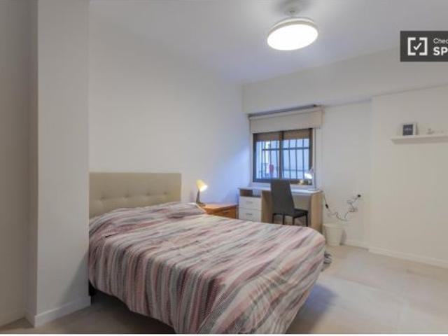 Se alquila habitación en piso compartido de 5 habitaciones en Burjassot, todos los gastos incluidos