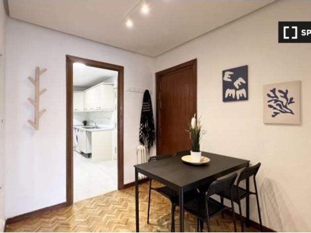 Se alquila habitación en piso compartido de 5 habitaciones en Cuatro Caminos, gastos incluidos