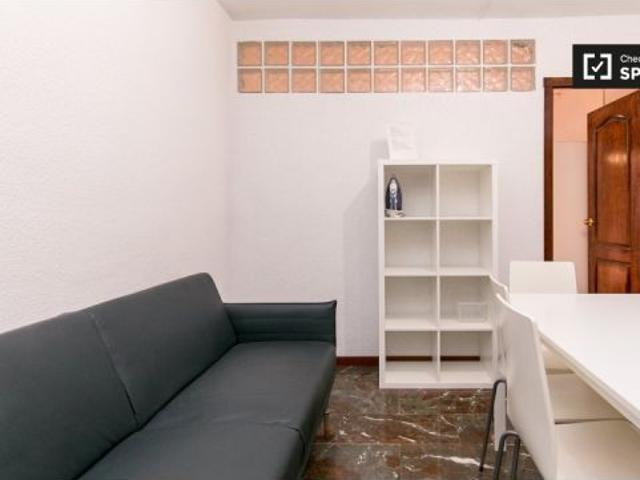 Se alquila habitación en piso compartido de 5 habitaciones en Camino de Ronda, Granada
