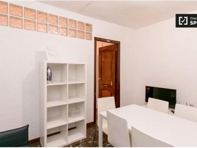 Se alquila habitación en piso compartido de 5 habitaciones en Camino de Ronda, Granada