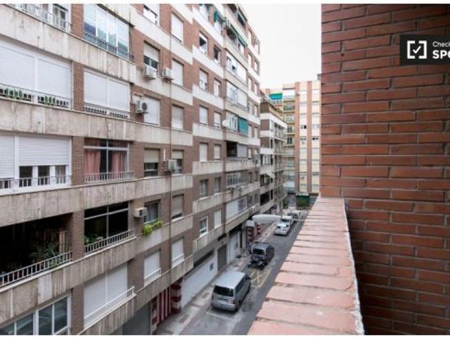 Se alquila habitación en piso compartido de 5 habitaciones en Camino de Ronda, profesionales y estud