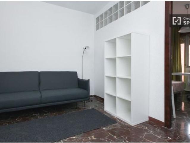 Se alquila habitación en piso compartido de 5 habitaciones en Camino de Ronda, profesionales y estud