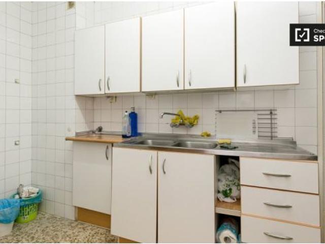 Se alquila habitación en piso compartido de 5 habitaciones en Camino de Ronda, solo profesionales