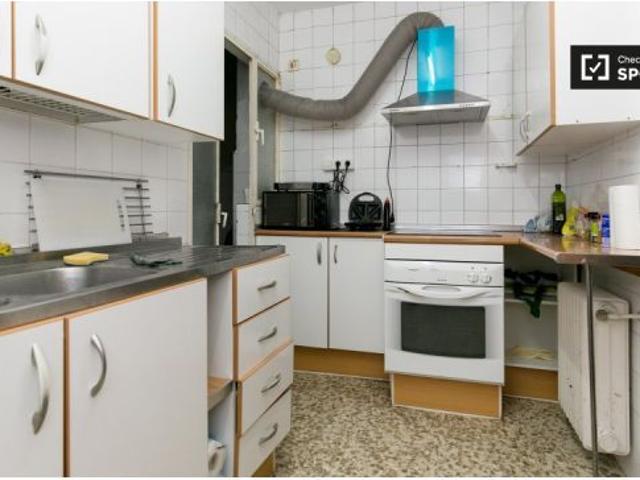 Se alquila habitación en piso compartido de 5 habitaciones en Camino de Ronda, solo profesionales