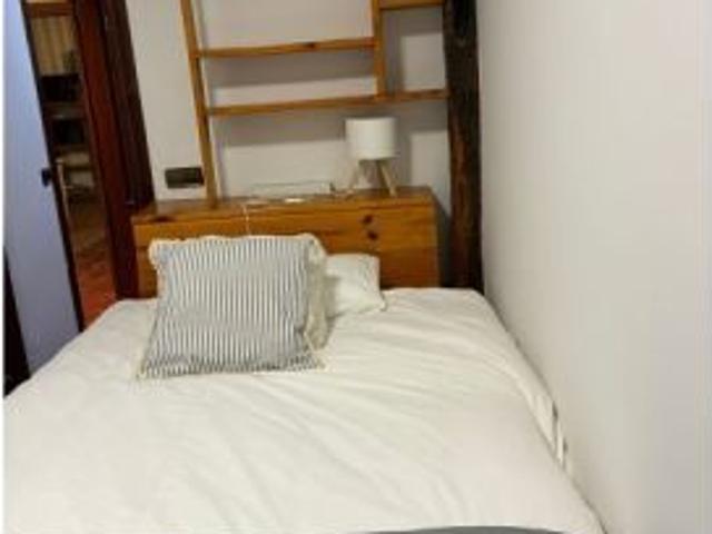 Se alquila habitación en piso compartido de 5 habitaciones en Casco Viejo, gastos incluidos