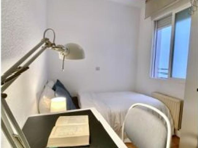 Se alquila habitación en piso compartido de 5 habitaciones en Castellana, solo profesionales