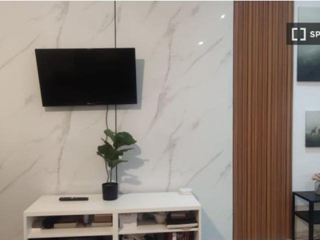 Se alquila habitación en piso compartido de 5 habitaciones en Castellana, solo profesionales
