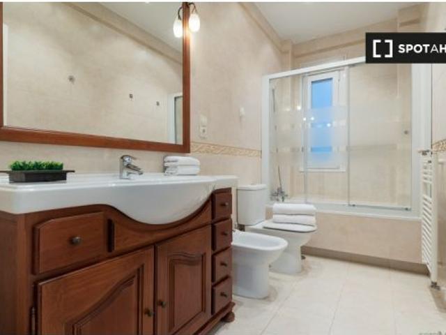 Se alquila habitación en piso compartido de 5 habitaciones en Delicias