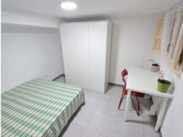Se alquila habitación en piso compartido de 5 habitaciones en El Mercat