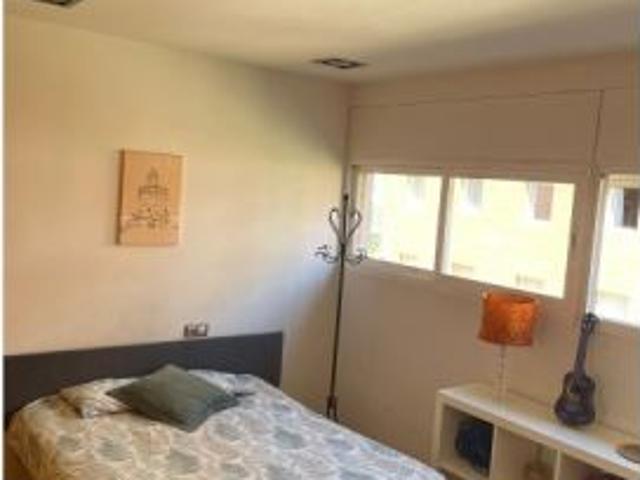 Se alquila habitación en piso compartido de 5 habitaciones en El Cano Los Bermejales, todos los gast