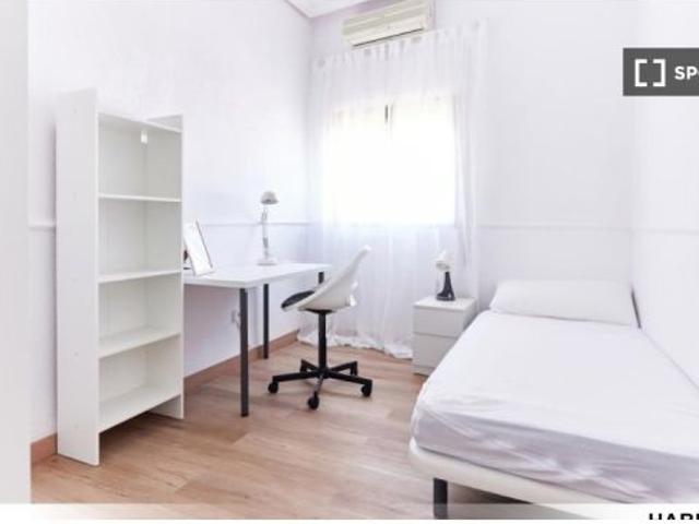 Se alquila habitación en piso compartido de 5 habitaciones en El Cerro, solo estudiantes