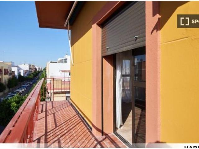 Se alquila habitación en piso compartido de 5 habitaciones en El Cerro, solo estudiantes