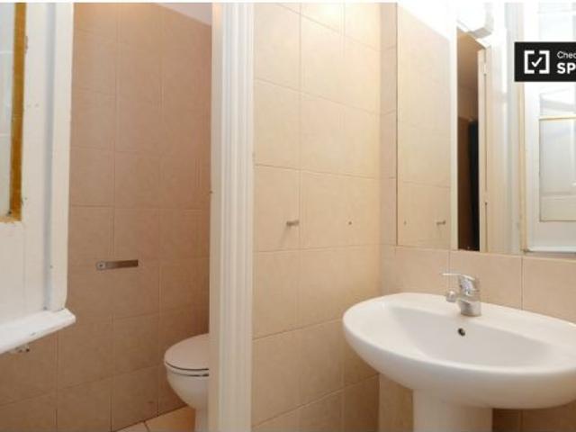 Se alquila habitación en piso compartido de 5 habitaciones en El Raval, todos los gastos incluidos