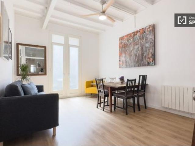 Se alquila habitación en piso compartido de 5 habitaciones en El Raval
