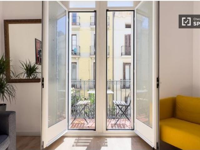 Se alquila habitación en piso compartido de 5 habitaciones en El Raval