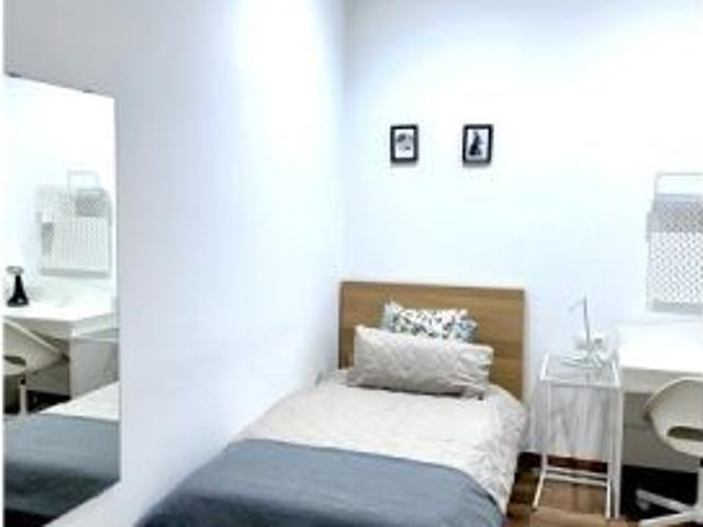 Se alquila habitación en piso compartido de 5 habitaciones en El Raval