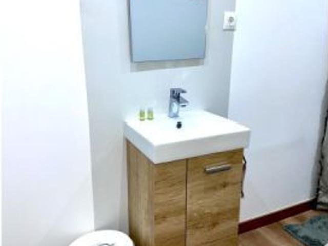 Se alquila habitación en piso compartido de 5 habitaciones en El Raval