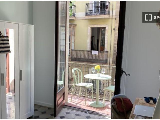 Se alquila habitación en piso compartido de 5 habitaciones en El Raval