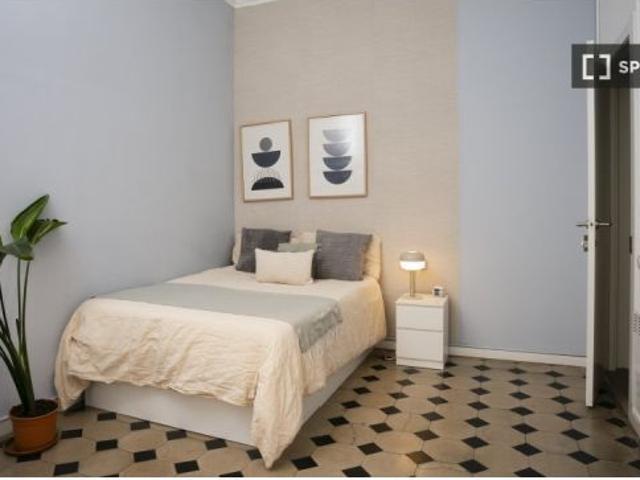 Se alquila habitación en piso compartido de 5 habitaciones en El Raval