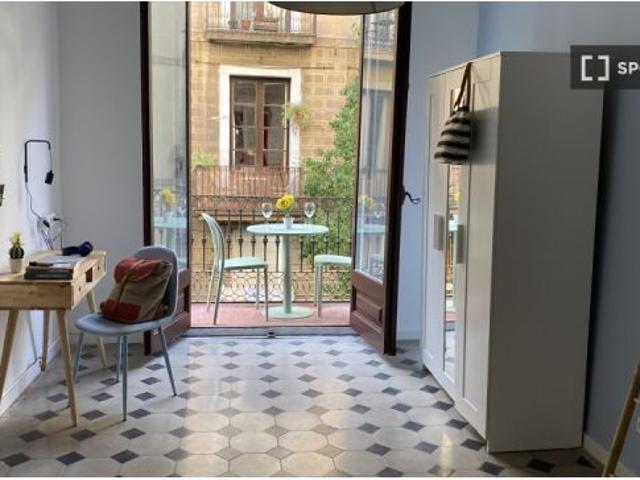 Se alquila habitación en piso compartido de 5 habitaciones en El Raval