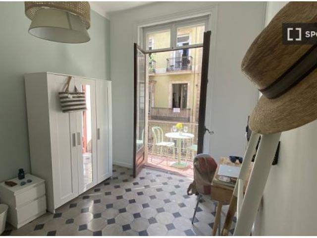 Se alquila habitación en piso compartido de 5 habitaciones en El Raval