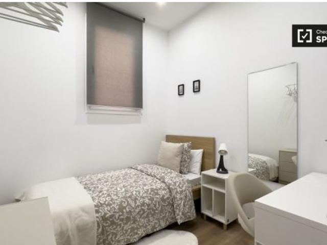 Se alquila habitación en piso compartido de 5 habitaciones en El Raval