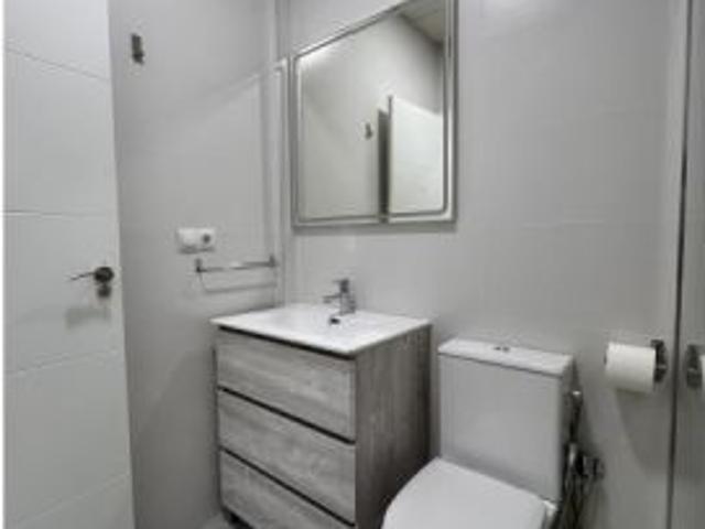 Se alquila habitación en piso compartido de 5 habitaciones en Elche, todos los gastos incluidos