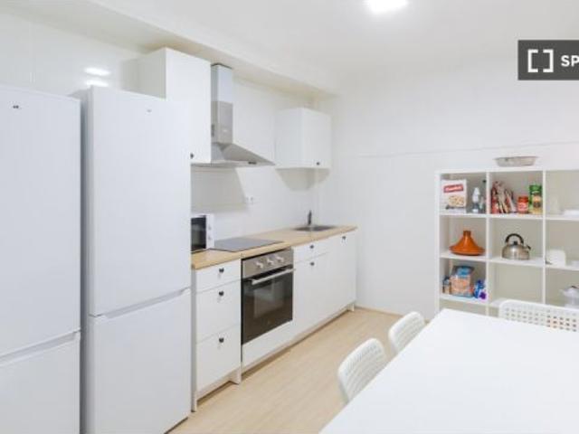 Se alquila habitación en piso compartido de 5 habitaciones en Elche