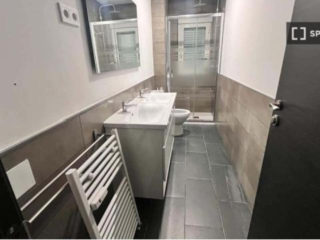 Se alquila habitación en piso compartido de 5 habitaciones en Embajadores