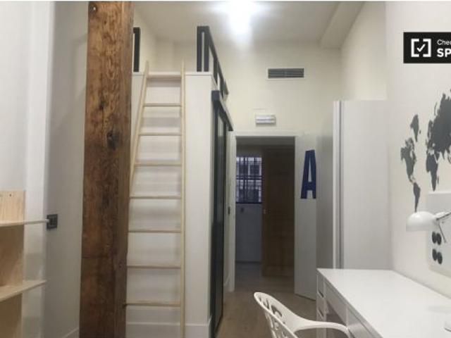 Se alquila habitación en piso compartido de 5 habitaciones en Embajadores