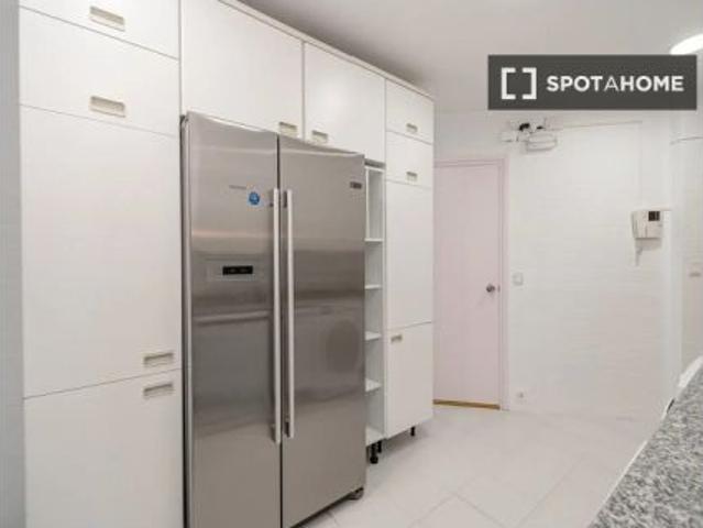 Se alquila habitación en piso compartido de 5 habitaciones en Estrella, solo profesionales