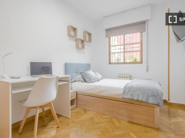 Se alquila habitación en piso compartido de 5 habitaciones en Guindalera, todos los gastos incluidos