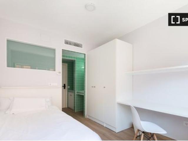 Se alquila habitación en piso compartido de 5 habitaciones en Getafe, solo estudiantes