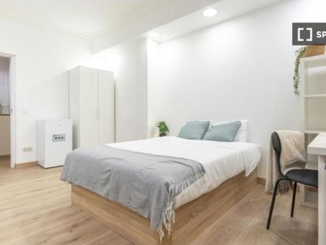 Se alquila habitación en piso compartido de 5 habitaciones en Goya