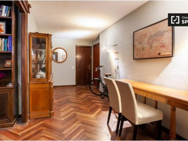 Se alquila habitación en piso compartido de 5 habitaciones en Iralabarri, Bilbao, solo chicas, traba
