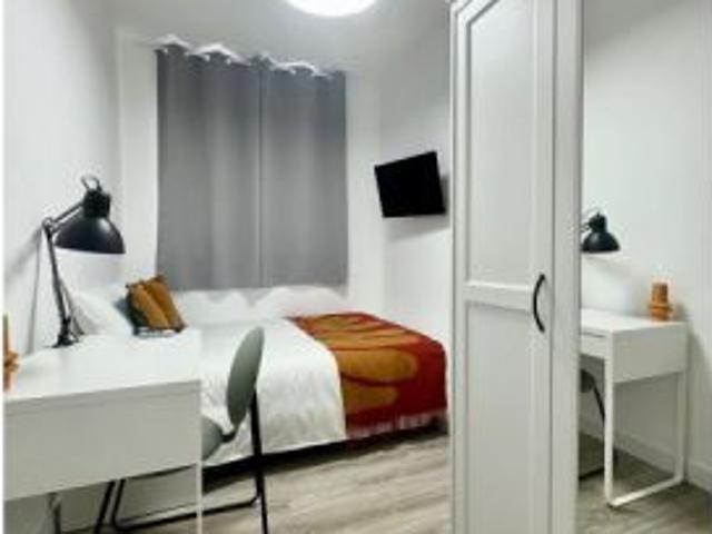 Se alquila habitación en piso compartido de 5 habitaciones en Justicia, todos los gastos incluidos