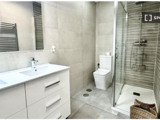 Se alquila habitación en piso compartido de 5 habitaciones en Justicia, todos los gastos incluidos