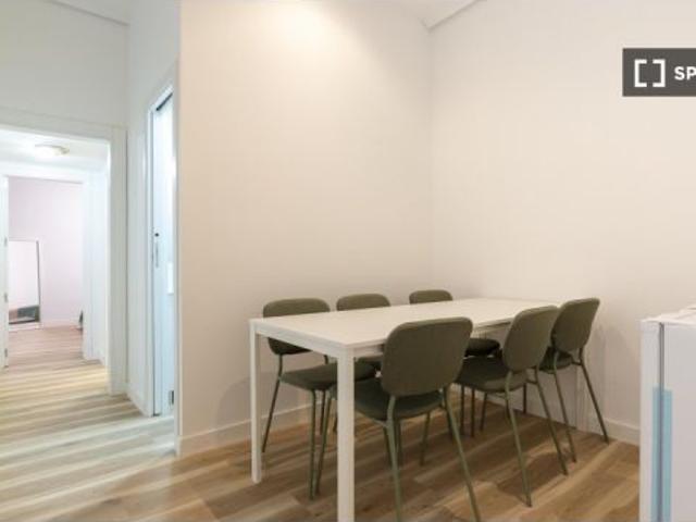 Se alquila habitación en piso compartido de 5 habitaciones en Justicia