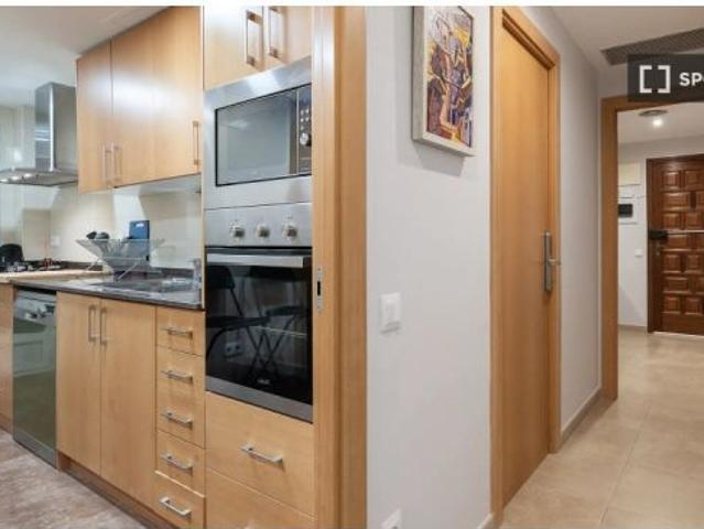 Se alquila habitación en piso compartido de 5 habitaciones en la Nova Esquerra de l' Eixampl
