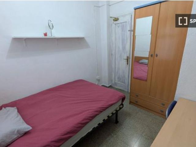 Se alquila habitación en piso compartido de 5 habitaciones en La Nova Esquerra de lEixample, solo pr