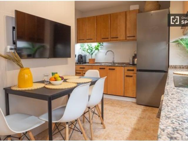 Se alquila habitación en piso compartido de 5 habitaciones en la Dreta de l' Eixample
