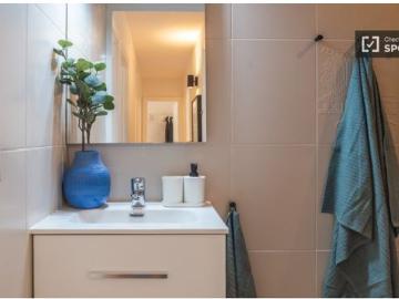 Se alquila habitación en piso compartido de 5 habitaciones en la Dreta de l' Eixample
