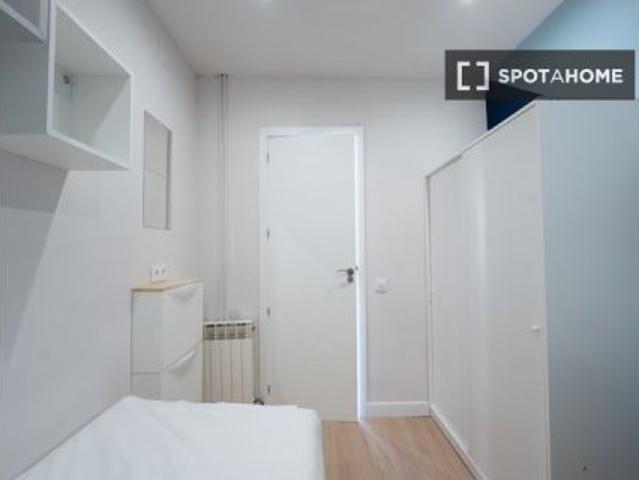 Se alquila habitación en piso compartido de 5 habitaciones en la Dreta de l' Eixample