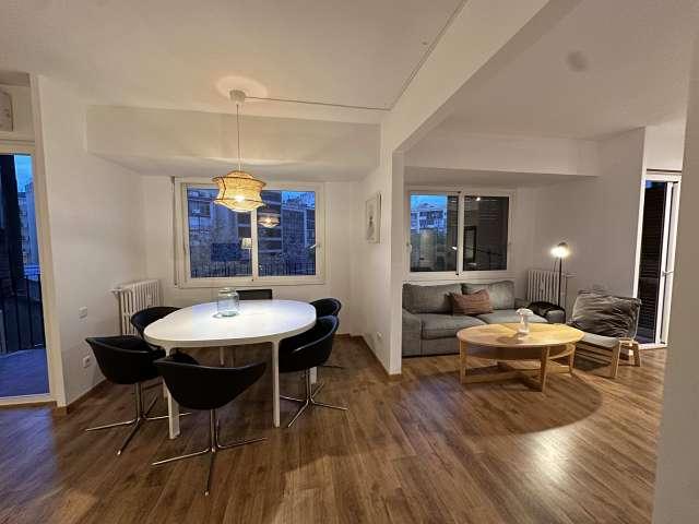 Se alquila habitación en piso compartido de 5 habitaciones en la Dreta de l'Eixample