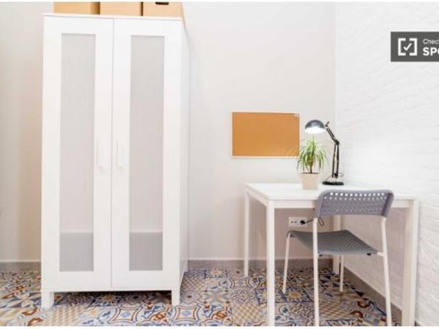 Se alquila habitación en piso compartido de 5 habitaciones en La Gran Vía, para profesionales y estu