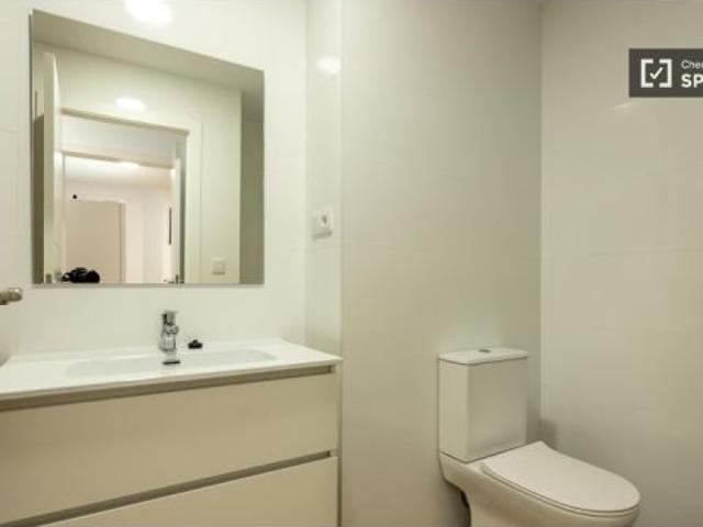 Se alquila habitación en piso compartido de 5 habitaciones en La Roqueta